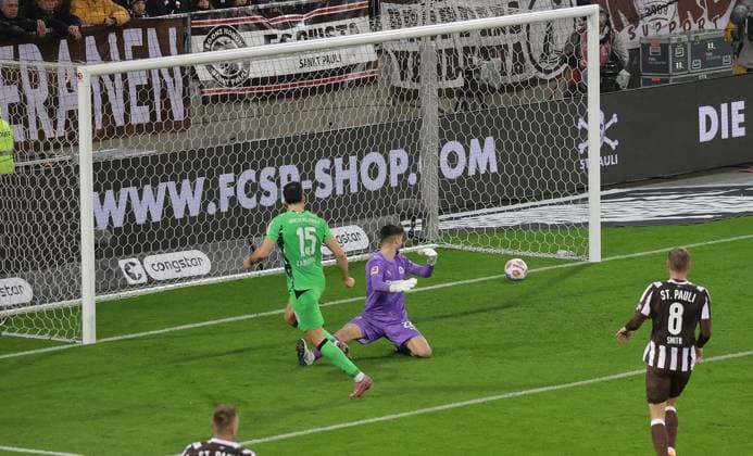 Here Haris Tabakovic Borussia Moenchengladbach scores 0 2 against goalkeeper Nikola Vasilj FC St Pauli Football, 1 BL, Season 2025 2026, Men, FC St Pauli vs Borussia Moenchengladbach, Millerntor Stadion DFL REGULATIONS PROHIBIT ANY USE OF PHOTOGRAPHS AS IMAGE SEQUENCES AND OR QUASI VIDEO