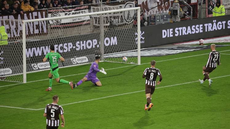 Here Haris Tabakovic Borussia Moenchengladbach scores 0 2 against goalkeeper Nikola Vasilj FC St Pauli Football, 1 BL, Season 2025 2026, Men, FC St Pauli vs Borussia Moenchengladbach, Millerntor Stadion DFL REGULATIONS PROHIBIT ANY USE OF PHOTOGRAPHS AS IMAGE SEQUENCES AND OR QUASI VIDEO
