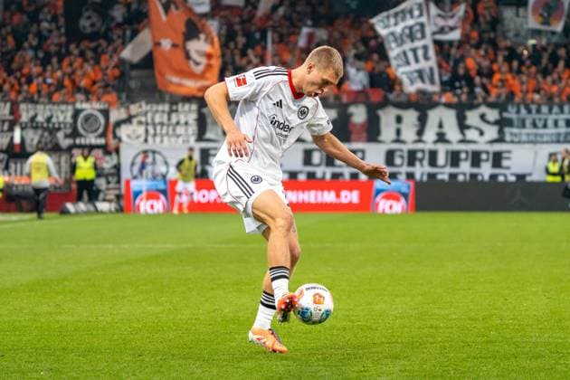 Rasmus Kristensen Eintracht Frankfurt, 13 takes a ball, GER, 1 FC Heidenheim 1846 vs Eintracht Frankfurt, Football, 1 Bundesliga, Matchday 9, Season 2025 2026, 01 11 2025, DFL REGULATES PROHIBIT ANY USE OF PHOTOGRAPHS AS IMAGE SEQUENCES AND OR QUASI VIDEO, GER, 1 FC Heidenheim 1846 vs Eintracht Frankfurt, Football, 1 Bundesliga, Matchday 9, Season 2025 2026, 01 11 2025, Heidenheim Copyright: xEibner-Pressefoto EdwardxCheungx EP_ECG