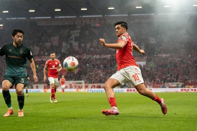 01 11 2025, xhfmx, Football 1 Bundesliga, FSV Mainz 05 Werder Bremen v l Yukinari Sugawara SV Werder Bremen , Nadiem Amiri 1 FSV Mainz 05 DFL DFB REGULATIONS PROHIBIT ANY USE OF PHOTOGRAPHS as IMAGE SEQUENCES and or QUASI VIDEO Mainz