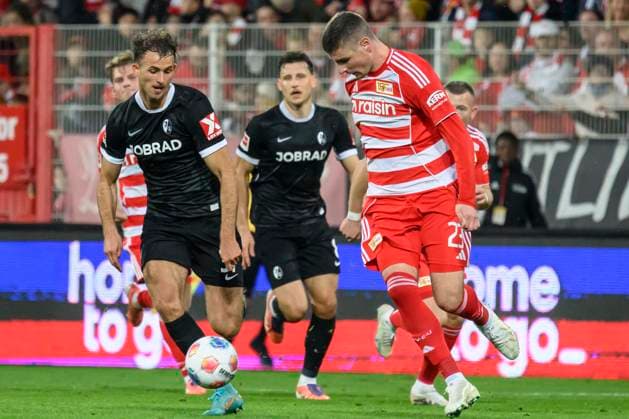 in the picture from l Max Rosenfelder SC Freiburg , Andrej Ilic 1 FC Union , duel, action, fight, fights for the ball, GER, Berlin, 1 FC Union Berlin vs SC Freiburg, Bundesliga, Football, DFB, Spielzeit 2025 2026, Alte Foersterei, DFB DFL REGULATIONS PROHIBIT ANY USE OF PHOTOGRAPHS AS IMAGE SEQUENCES AND OR QUASI VIDEO, 01 11 25, Copyright: HMBxMedia UwexKoch