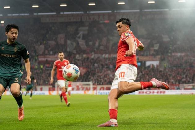 01 11 2025, xhfmx, Football 1 Bundesliga, FSV Mainz 05 Werder Bremen v l Yukinari Sugawara SV Werder Bremen , Nadiem Amiri 1 FSV Mainz 05 DFL DFB REGULATIONS PROHIBIT ANY USE OF PHOTOGRAPHS as IMAGE SEQUENCES and or QUASI VIDEO Mainz