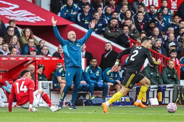 Premier League Nottingham Forest v Manchester United, ManU Sean Dyche manager of Nottingham Forest reacts as Dan Ndoye of Nottingham Forest is fouled by Diogo Dalot of Manchester United during the Premier League match Nottingham Forest vs Manchester United at City Ground, Nottingham, United Kingdom, 1st November 2025 (Photo by Alfie Cosgrove News Images) Nottingham City Ground Nottinghamshire United Kingdom Copyright: xAlfiexCosgrove NewsxImagesx