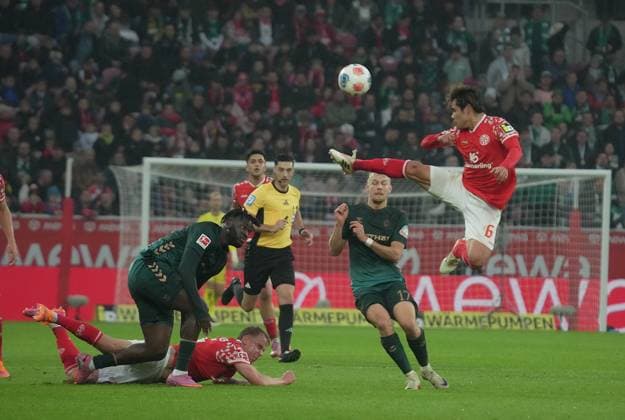 GER, 1 FBL, 1 FSV Mainz 05 vs Werder Bremen 01 11 2025, MEWA Arena, Mainz, GER, 1 FBL, 1 FSV Mainz 05 vs Werder Bremen , pictured Victor Boniface Bremen , Lennard Maloney Mainz , Kaishu Sano Mainz DFL regulations prohibit any use of photographs as image sequences and or quasi video nordphotoxGmbHx xBratic nph00250