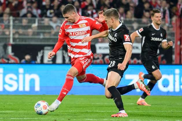 in the picture from l Andrej Ilic 1 FC Union , Matthias Ginter SC Freiburg , duel, action, fight, fights for the ball, GER, Berlin, 1 FC Union Berlin vs SC Freiburg, Bundesliga, Football, DFB, Spielzeit 2025 2026, Alte Foersterei, DFB DFL REGULATIONS PROHIBIT ANY USE OF PHOTOGRAPHS AS IMAGE SEQUENCES AND OR QUASI VIDEO, 01 11 25, Copyright: HMBxMedia UwexKoch