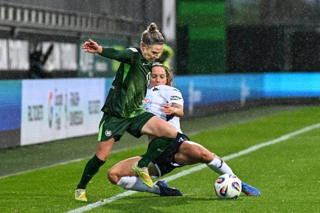 Soccer I Women I Season 2025 2026 I Bundesliga I Matchday 8 I VfL Wolfsburg TSG Hoffenheim I 01 11 2025 Duel Svenja Huth 10, VfL Wolfsburg vs Lisann Kaut 4, TSG Hoffenheim Wolfsburg AOK Stadion Niedersachsen Germany Copyright: xLobeca InesxHähnelx