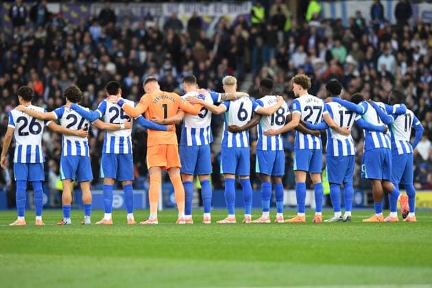 Brighton and Hove Albion v Leeds United Premier League 01 11 2025. Brighton players take a minutes silence for Remembrance day before the Premier League match between Brighton and Hove Albion and Leeds United at the American Express Stadium, Brighton and Hove, England on 1 November 2025. Brighton and Hove American Express Stadium East Sussex England Editorial use only DataCo restrictions apply See www.football-dataco.com , Copyright: xJeffxMoodx PSI-23147-0034