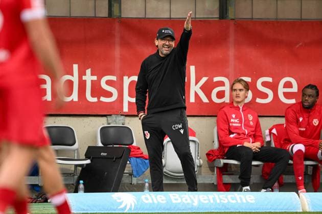 3 Liga 25 26 1 BL 25 26 TSV 1860 München FC Energie Cottbus on 01 11 2025 at Staedtisches Stadion an der Gruenwalder Straße in Munich Coach Claus Dieter Wollitz Cottbus dissatisfied, disappointed, disappointed, dejected MT