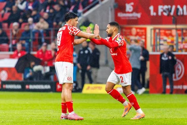1 Soccer Bundesliga 1 FSV Mainz 05 Werder Bremen, 01 11 2025 Nadiem Amiri 1 FSV Mainz 05, 10 and Phillipp Mwene 1 FSV Mainz 05, 2 high-five each other Match of matchday 9 of the Soccer Bundesliga between 1 FSV Mainz 05 and Borussia Dortmund at the MEWA Arena on 27 09 2025 DFL DFB regulations prohibit any use of photographs as image sequences and or quasi video Copyright: xBEAUTIFULxSPORTS Hahnex