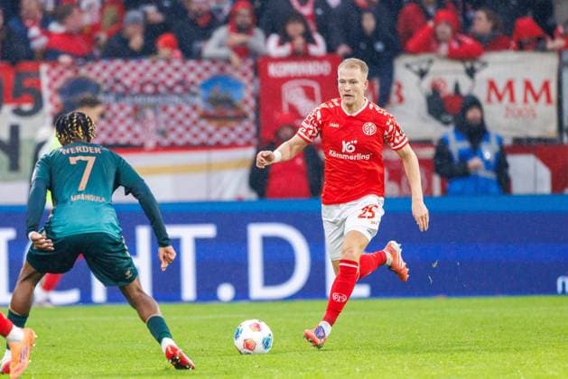 1 Soccer Bundesliga 1 FSV Mainz 05 Werder Bremen, 01 11 2025 Andreas Hanche Olsen 1 FSV Mainz 05, 25 with ball Match from matchday 9 of the Soccer Bundesliga between 1 FSV Mainz 05 and Borussia Dortmund in the MEWA Arena on 27 09 2025 DFL DFB regulations prohibit any use of photographs as image sequences and or quasi video Copyright: xBEAUTIFULxSPORTS Hahnex
