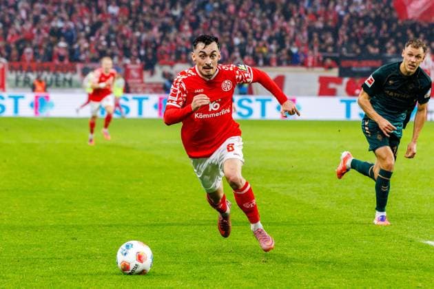 1 Soccer Bundesliga 1 FSV Mainz 05 Werder Bremen, 01 11 2025 Paul Nebel 1 FSV Mainz 05, 8 on the way to the baseline Match from matchday 9 of the Soccer Bundesliga between 1 FSV Mainz 05 and Borussia Dortmund at the MEWA Arena on 27 09 2025 DFL DFB regulations prohibit any use of photographs as image sequences and or quasi video Copyright: xBEAUTIFULxSPORTS Hahnex