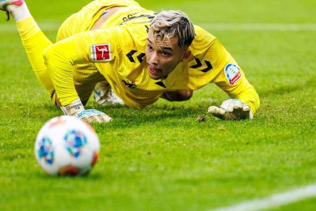 1 Soccer Bundesliga 1 FSV Mainz 05 Werder Bremen, 01 11 2025 Mio Backhaus SV Werder Bremen, 30 on the ground after blocking a shot Match of matchday 9 of the Soccer Bundesliga between 1 FSV Mainz 05 and Borussia Dortmund at the MEWA Arena on 27 09 2025 DFL DFB regulations prohibit any use of photographs as image sequences and or quasi video Copyright: xBEAUTIFULxSPORTS Hahnex
