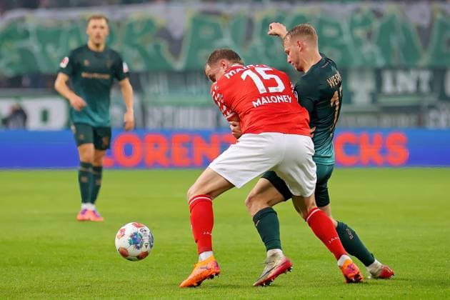 Mainz, Germany 01 November 2025 1 BL 2025 2026 FSV Mainz 05 vs SV Werder Bremen In picture from left in duel Lennard Maloney Mainz vs Marco Grüll Gruell SVW DFL regulations prohibit any use of photographs as image sequences and or quasi video Mewa Arena Rheinland Pfalz Copyright: xFotostandx xRacochax