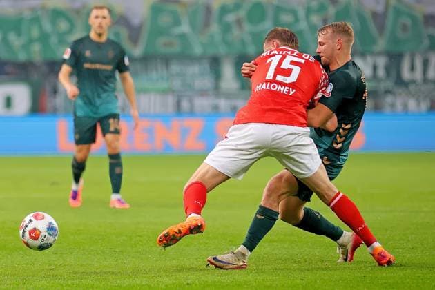 Mainz, Germany 01 November 2025 1 BL 2025 2026 FSV Mainz 05 vs SV Werder Bremen In picture from left in duel Lennard Maloney Mainz vs Marco Grüll Gruell SVW DFL regulations prohibit any use of photographs as image sequences and or quasi video Mewa Arena Rheinland Pfalz Copyright: xFotostandx xRacochax