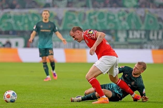 Mainz, Germany 01 November 2025 1 BL 2025 2026 FSV Mainz 05 vs SV Werder Bremen In picture from left in duel Lennard Maloney Mainz vs Marco Grüll Gruell SVW DFL regulations prohibit any use of photographs as image sequences and or quasi video Mewa Arena Rheinland Pfalz Copyright: xFotostandx xRacochax