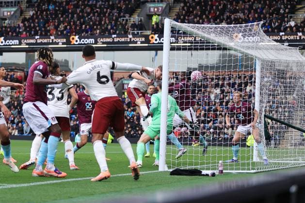 Fußball Premier League Burnley gegen Arsenal 1. November 2025 Premier League Burnley gegen Arsenal Viktor Gyokeres von Arsenal erzielt das erste Tor Foto Simon Stacpoole Abseits Burnley UK  Copyright: xSimonxStacpoolexOffside
