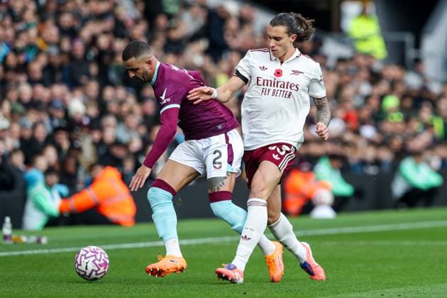 Premier League Burnley v Arsenal Riccardo Calafiori of Arsenal tackles Kyle Walker of Burnley during the Premier League match Burnley vs Arsenal at Turf Moor, Burnley, United Kingdom, 1st November 2025 (Photo by Jorge Horsted News Images) Burnley Turf Moor Lancashire United Kingdom Copyright: xJorgexHorsted NewsxImagesx