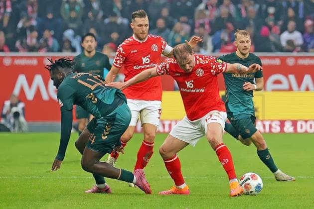 Mainz, Germany 01 November 2025 1 BL 2025 2026 FSV Mainz 05 vs SV Werder Bremen In picture from left in duel Victor Boniface SVW vs Lennard Maloney Mainz DFL regulations prohibit any use of photographs as image sequences and or quasi video Mewa Arena Rheinland Pfalz Copyright: xFotostandx xRacochax