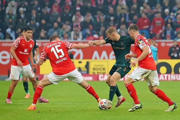 Mainz, Germany 01 November 2025 1 BL 2025 2026 FSV Mainz 05 vs SV Werder Bremen Pictured from left fighting for the ball Lennard Maloney Mainz , Marco Grüll Gruell SVW and Silvan Widmer Mainz DFL regulations prohibit any use of photographs as image sequences and or quasi video Mewa Arena Rheinland Pfalz Copyright: xFotostandx xRacochax