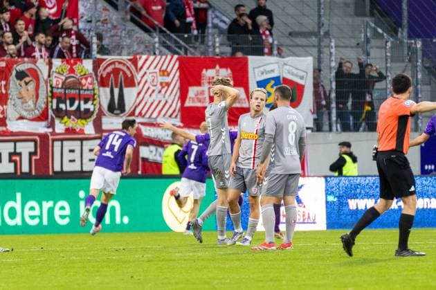 01 11 2025, Soccer, GER, Season, 3 Liga, Season 2025 2026, Matchday 13, FC Erzgebirge Aue SSV Jahn Regensburg Cheering after the 4 3 winning goal for Aue by Erik Weinhauer DFL REGULATIONS PROHIBIT ANY USE OF PHOTOGRAPHS AS IMAGE SEQUENCES AND OR QUASI VIDEO
