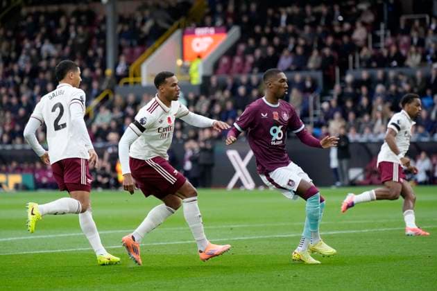 Burnley v Arsenal FC, Burnley, UK - 18 Oct 2025 Jaidon Anthony of Burnley FC and Gabriel of Arsenal FC during the Premier League match between Burnley and Arsenal FC at Turf Moor, Burnley on 18 October 2025 ( Burnley Turf Moor Burnley England Copyright: xHarryxCornish PPAUKx PPA-226691