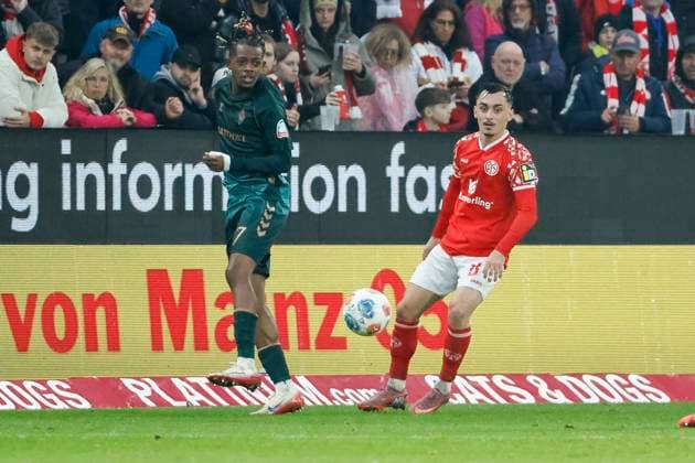 Samuel Mbangula SV Werder Bremen, 07 and Paul Nebel 1 FSV Mainz, 08 fighting for the ball , Germany, Football, 1 Bundesliga, Matchday 9, 2025 2026, 1 FSV Mainz vs Werder Bremen, 01 11 2025, Mewa Arena, Mainz, Germany Mainz Mewa Arena Rheinland Pfalz Germany Copyright: xGrantxHubbsx