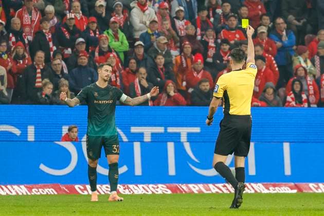 Marco Friedl SV Werder Bremen, 32 gets the yellow card from referee Florian Badstuˆbner , Germany, Football, 1 Bundesliga, Matchday 9, 2025 2026, 1 FSV Mainz vs Werder Bremen, 01 11 2025, Mewa Arena, Mainz, Germany Mainz Mewa Arena Rheinland Pfalz Germany Copyright: xGrantxHubbsx