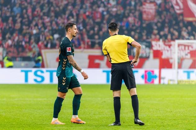 1 Soccer Bundesliga 1 FSV Mainz 05 Werder Bremen, 01 11 2025 Referee Florian Badstübner shows Marco Friedl SV Werder Bremen, 32 the yellow card after a foul on Phillipp Mwene 1 FSV Mainz 05, 2 Match of matchday 9 of the Soccer Bundesliga between 1 FSV Mainz 05 and Borussia Dortmund at the MEWA Arena on 27 09 2025 DFL DFB regulations prohibit any use of photographs as image sequences and or quasi video Copyright: xBEAUTIFULxSPORTS Hahnex