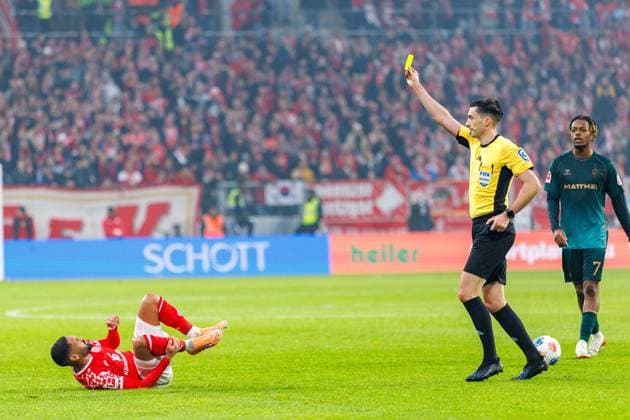 1 Soccer Bundesliga 1 FSV Mainz 05 Werder Bremen, 01 11 2025 Referee Florian Badstübner shows Marco Friedl SV Werder Bremen, 32 the yellow card after a foul on Phillipp Mwene 1 FSV Mainz 05, 2 Match of matchday 9 of the Soccer Bundesliga between 1 FSV Mainz 05 and Borussia Dortmund at the MEWA Arena on 27 09 2025 DFL DFB regulations prohibit any use of photographs as image sequences and or quasi video Copyright: xBEAUTIFULxSPORTS Hahnex