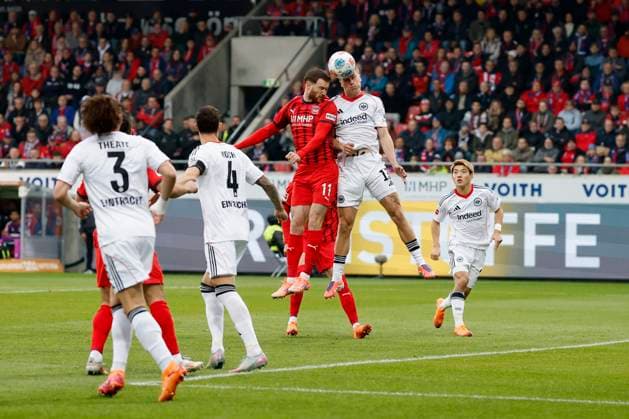Header duel between v l Budu Zivzivadze 1 FC Heidenheim, 11 and Rasmus Kristensen Eintracht Frankfurt, 13 , 01 11 2025, Football, Bundesliga, 1 FC Heidenheim Eintracht Frankfurt, GER, Heidenheim, Voith Arena, DFL REGULATIONS PROHIBIT ANY USE OF PHOTOGRAPHS AS IMAGE SEQUENCES AND OR QUASI VIDEO Copyright: HMBxMedia xHeikoxBecker