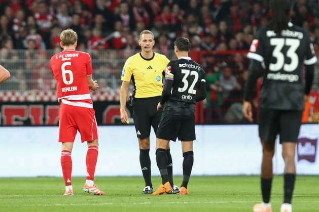 01 11 2025, xtgx, Fußball 1 Bundesliga, 1 FC Union Berlin SC Freiburg emspor, v l Schiedsrichter, Schiri, referee Sören Storks takes goal back from Matthias Ginter SC Freiburg, 28, VAR, Videobeweis DFL DFB REGULATIONS PROHIBIT ANY USE OF PHOTOGRAPHS as IMAGE SEQUENCES and or QUASI VIDEO Berlin