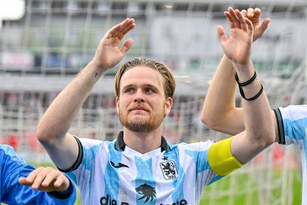 Thore Jacobsen TSV 1860, 5 thanks to the fans, thanks, thanks, celebration, optimistic, single picture, action, action, 01 11 2025, Munich Germany , Football, 3 Liga, TSV 1860 München FC Energie Cottbus, DFB DFL REGULATIONS PROHIBIT ANY USE OF PHOTOGRAPHS AS IMAGE SEQUENCES AND OR QUASI VIDEO xslx
