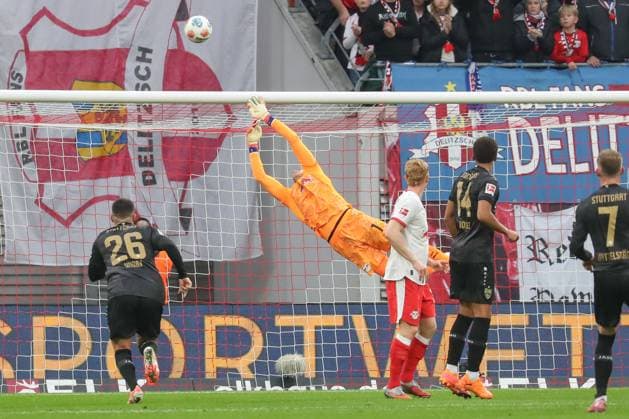 01 11 2025, xgox, Soccer 1 Bundesliga, RB Leipzig VfB Stuttgart emspor, v l Peter Gulasci Leipzig, 1 Parade, haelt den Ball, faengt den Ball, pariert DFL DFB REGULATIONS PROHIBIT ANY USE OF PHOTOGRAPHS as IMAGE SEQUENCES and or QUASI VIDEO Leipzig