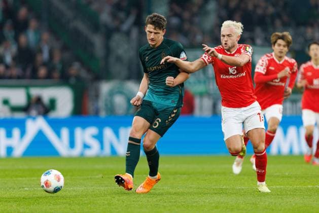 Bendict Hollerbach FSV Mainz 05 in duel with Jens Stage SV Werder Bremen , FSV Mainz 05 vs SV Werder Bremen, Football, 1 Bundesliga, Matchday 9, Season 2025 2026, 01 11 2025 DFB regulations prohibit any use of photographs as image sequences and or quasi video FSV Mainz 05 vs SV Werder Bremen, Football, 1 Bundesliga, Matchday 9, Season 2025 2026, 01 11 2025 Copyright: xEibner-Pressefoto AlexanderxNeisx EP_ANS