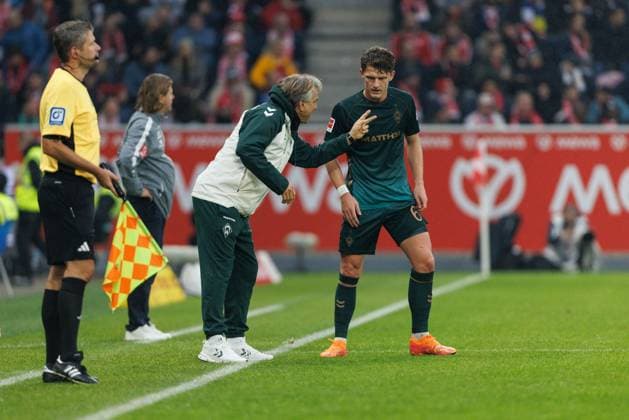 Horst Steffen coach SV Werder Bremen gives Jens Stage SV Werder Bremen instructions, FSV Mainz 05 vs SV Werder Bremen, Football, 1 Bundesliga, 9 Matchday, Season 2025 2026, 01 11 2025 DFB regulations prohibit any use of photographs as image sequences and or quasi video FSV Mainz 05 vs SV Werder Bremen, Football, 1 Bundesliga, 9 Matchday, Season 2025 2026, 01 11 2025 Copyright: xEibner-Pressefoto AlexanderxNeisx EP_ANS
