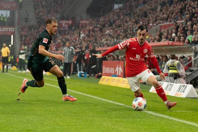 01 11 2025, xhfmx, Soccer 1 Bundesliga, FSV Mainz 05 Werder Bremen v l Senne Lynen SV Werder Bremen in duel with Paul Nebel 1 FSV Mainz 05 DFL DFB REGULATIONS PROHIBIT ANY USE OF PHOTOGRAPHS as IMAGE SEQUENCES and or QUASI VIDEO Mainz