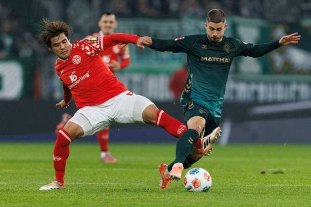 Kaishu Sano FSV Mainz 05 in duel with Romano Schmid SV Werder Bremen , FSV Mainz 05 vs SV Werder Bremen, Football, 1 Bundesliga, Matchday 9, Season 2025 2026, 01 11 2025 DFB regulations prohibit any use of photographs as image sequences and or quasi video FSV Mainz 05 vs SV Werder Bremen, Football, 1 Bundesliga, Matchday 9, Season 2025 2026, 01 11 2025 Copyright: xEibner-Pressefoto AlexanderxNeisx EP_ANS