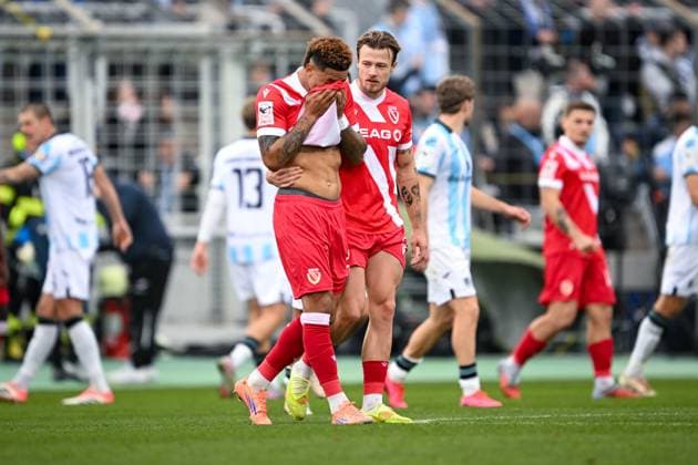 3 Liga 25 26 1 BL 25 26 TSV 1860 München FC Energie Cottbus on 01 11 2025 at Staedtisches Stadion an der Gruenwalder Straße in Munich Justin Butler Cottbus dissatisfied, disappointed, disappointed, dejected MT
