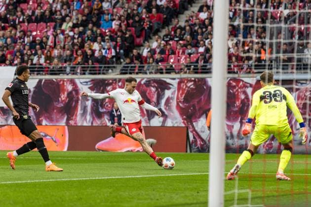 GER, Bundesliga, RB Leipzig VfB Stuttgart 01 11 2025, Red Bull Arena, Leipzig, GER, Bundesliga, RB Leipzig VfB Stuttgart David Raum RB Leipzig 22 Â nordphotoxGmbHxx xAlexanderxTrienitz nph00051