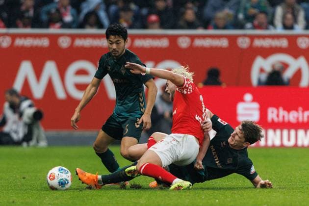 Bendict Hollerbach FSV Mainz 05 in duel with Yukinari Sugawara SV Werder Bremen and Amos Pieper SV Werder Bremen , FSV Mainz 05 vs SV Werder Bremen, Football, 1 Bundesliga, Matchday 9, Season 2025 2026, 01 11 2025 DFB regulations prohibit any use of photographs as image sequences and or quasi video FSV Mainz 05 vs SV Werder Bremen, Football, 1 Bundesliga, Matchday 9, Season 2025 2026, 01 11 2025 Copyright: xEibner-Pressefoto AlexanderxNeisx EP_ANS