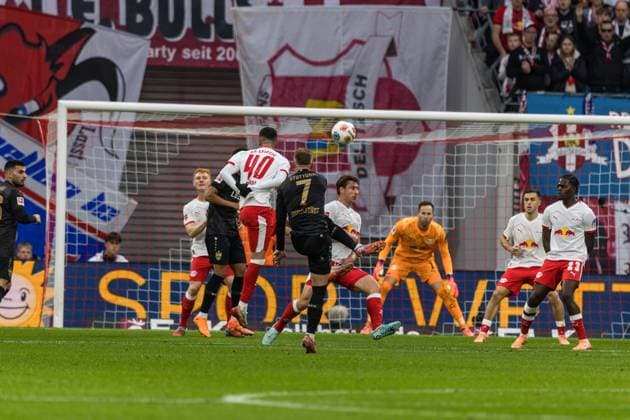 GER, Bundesliga, RB Leipzig VfB Stuttgart 01 11 2025, Red Bull Arena, Leipzig, GER, Bundesliga, RB Leipzig VfB Stuttgart Maximilian Mittelstädt Maximilian Mittelstaedt VfB Stuttgart 7 , Romulo RB Leipzig 40 Â nordphotoxGmbHxx xAlexanderxTrienitz nph00051