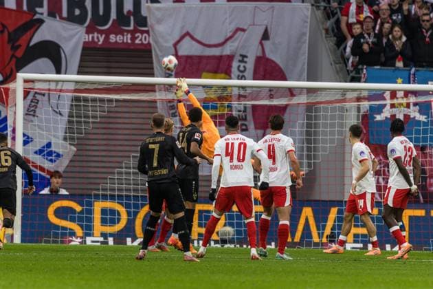 GER, Bundesliga, RB Leipzig VfB Stuttgart 01 11 2025, Red Bull Arena, Leipzig, GER, Bundesliga, RB Leipzig VfB Stuttgart Peter Gulacsi RB Leipzig 1 holds the shot from Maximilian Mittelstädt Maximilian Mittelstaedt VfB Stuttgart 7 Â nordphotoxGmbHxx xAlexanderxTrienitz nph00051