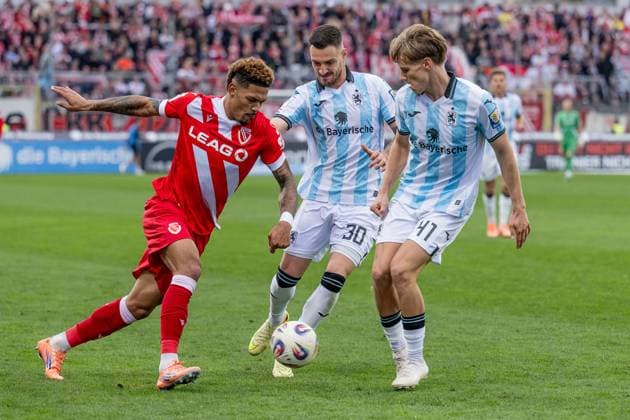 Battle for the ball by Justin Butler FC Energie Cottbus, 31 with Maximilian Wolfram TSV 1860 Muenchen, 30 and Clemens Lippmann TSV 1860 Muenchen, 41 GER, TSV 1860 Muenchen vs FC Energie Cottbus, Soccer, 3 Bundesliga, Matchday 13, Season 2025 2026, 01 11 2025 DFL DFB REGULATIONS PROHIBIT ANY USE OF PHOTOGRAPHS as IMAGE SEQUENCES and or QUASI VIDEO GER, TSV 1860 Muenchen vs FC Energie Cottbus, Football, 3 Bundesliga, 13 Matchday, Season 2025 2026, 01 11 2025 Muenchen Copyright: xEibner-Pressefoto HeikexFeinerx EP_HFR