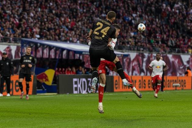GER, Bundesliga, RB Leipzig VfB Stuttgart 01 11 2025, Red Bull Arena, Leipzig, GER, Bundesliga, RB Leipzig VfB Stuttgart Jeff Chabot VfB Stuttgart 24 , Romulo RB Leipzig 40 Â nordphotoxGmbHxx xAlexanderxTrienitz nph00051