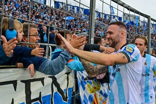 from left Patrick Hobsch TSV 1860, 34 and Thore Jacobsen TSV 1860, 5 thank the fans, thanking, thanks, celebrating, optimistic, 01 11 2025, Munich Germany , Football, 3 Liga, TSV 1860 München FC Energie Cottbus, DFB DFL REGULATIONS PROHIBIT ANY USE OF PHOTOGRAPHS AS IMAGE SEQUENCES AND OR QUASI VIDEO xslx