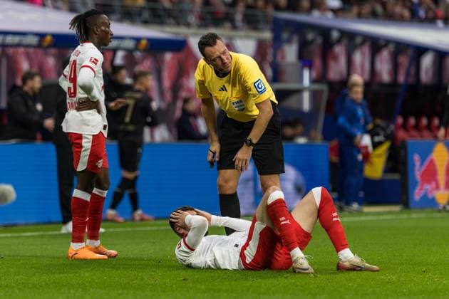 GER, Bundesliga, RB Leipzig VfB Stuttgart 01 11 2025, Red Bull Arena, Leipzig, GER, Bundesliga, RB Leipzig VfB Stuttgart Romulo RB Leipzig 40 on the ground with referee Sven Jablonski Â nordphotoxGmbHxx xAlexanderxTrienitz nph00051