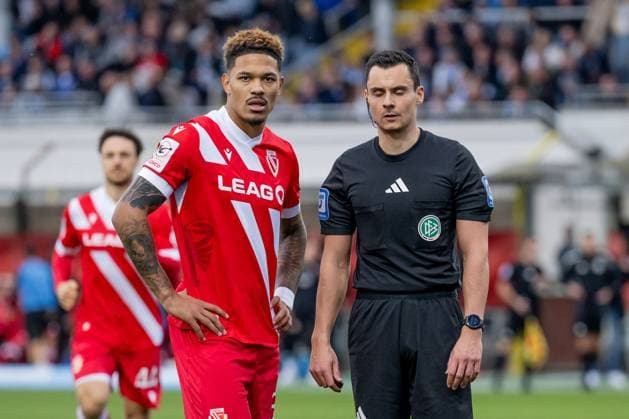 Justin Butler FC Energie Cottbus, 31 due to an apparently racist incident by Loewen fans in relation to him, the match had to be interrupted for a few minutes, right Konrad Oldhafer Referee GER, TSV 1860 Muenchen vs FC Energie Cottbus, Football, 3 Bundesliga, 13 Matchday, Season 2025 2026, 01 11 2025 DFL DFB REGULATIONS PROHIBIT ANY USE OF PHOTOGRAPHS as IMAGE SEQUENCES and or QUASI VIDEO GER, TSV 1860 Muenchen vs FC Energie Cottbus, Football, 3 Bundesliga, 13 Matchday, Season 2025 2026, 01 11 2025 Muenchen Copyright: xEibner-Pressefoto HeikexFeinerx EP_HFR