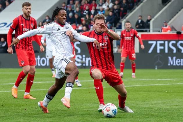 Elye Wahi 17 Eintracht Frankfurt , left, in duel with Tim Siersleben 4 1FC Heidenheim 1846 , 1 FC Heidenheim 1846 vs Eintracht Frankfurt, Football, Men, DFL, Bundesliga, Season 2025 2026, Voith Arena, 9 Matchday, 01 11 2025 Heidenheim Baden Wuerttemberg Germany Copyright: xkolbert-press MartinxAgüerax