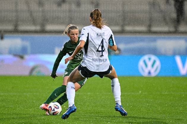Soccer I Women I Season 2025 2026 I Bundesliga I Matchday 8 I VfL Wolfsburg TSG Hoffenheim I 01 11 2025 duel Justine Kielland 18, VfL Wolfsburg vs Lisann Kaut 4, TSG Hoffenheim Wolfsburg AOK Stadion Niedersachsen Germany Copyright: xLobeca InesxHähnelx