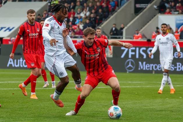 Elye Wahi 17 Eintracht Frankfurt , left, in duel with Tim Siersleben 4 1FC Heidenheim 1846 , 1 FC Heidenheim 1846 vs Eintracht Frankfurt, Football, Men, DFL, Bundesliga, Season 2025 2026, Voith Arena, 9 Matchday, 01 11 2025 Heidenheim Baden Wuerttemberg Germany Copyright: xkolbert-press MartinxAgüerax